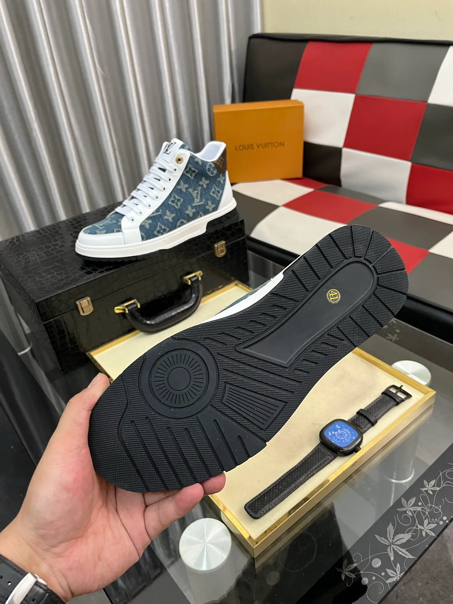 Men's shoes 💰420⌚️⌚️《Louis vuitton/LV Louis Vuitton》original quality.~ Unique modern style sneakers. 🏃A must-have casual shoe for trendy men😍😍 Original brand imported from Italy, imported original leather, cowhide lining (refuses to discolor and grind feet) sole: original sole provided by the original factory, French lazy style design ⚠️Fit to the feet, original quality, super comfortable original sole. Code number: 38-442️⃣Colors available